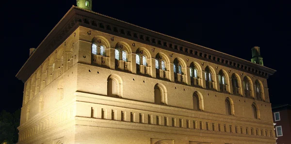 Imagen nocturna del Ayuntamiento de Zaragoza, España — Foto de Stock