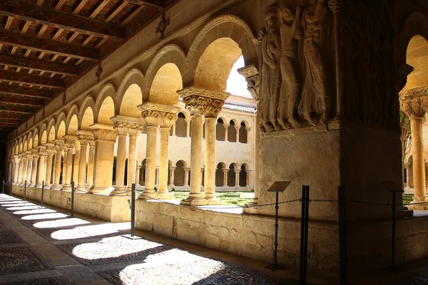 Details of the columns of the famous Monastery of Silos in Spain — Stock Photo, Image