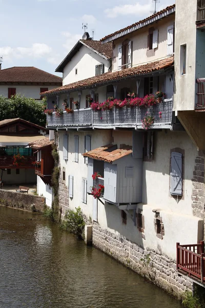 Bonitas casas típicas a lo largo del río en Saint pied de port, Fra —  Fotos de Stock