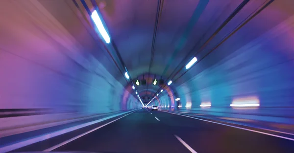 Moderno túnel largo en un vagón con tonos claros —  Fotos de Stock