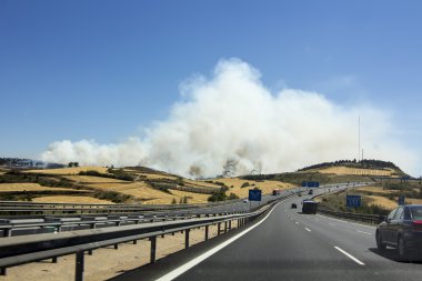 Otoban araba ateşe doğru gidiyor