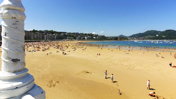 Vista geral da famosa e turística praia de La Concha em San — Fotografia de Stock