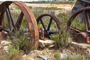 terk edilmiş eski demir dişli