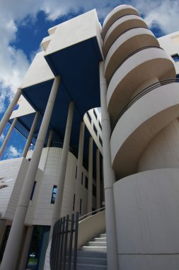 geniş kıvrımlı alanlar içeren bir binada modern mimari