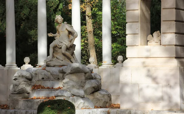 Monument in de tuinen van Koninklijk Paleis van aranjuez — Stockfoto