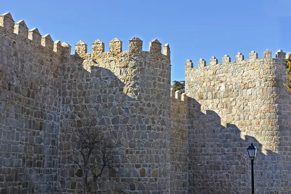 Antigua muralla que rodea la ciudad Ávila, España — Foto de Stock