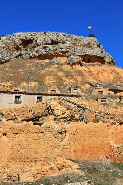 Casas de lama em ruínas de uma aldeia abandonada — Fotografia de Stock