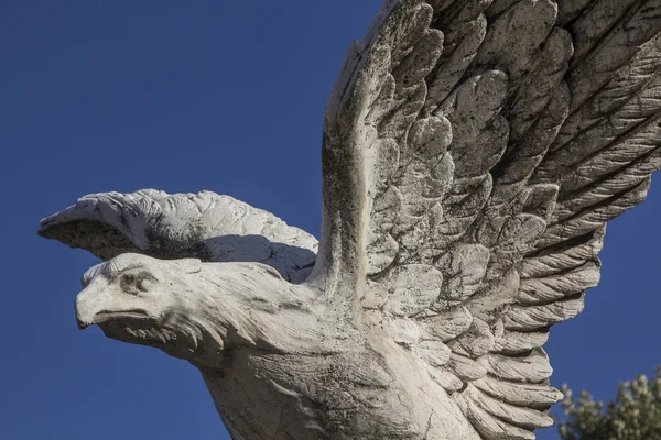 Graniet Beeldhouwkunst gesneden in de vorm van eagle — Stockfoto