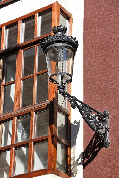 Fenêtre dans vieille maison avec lampe en fer noir — Photo