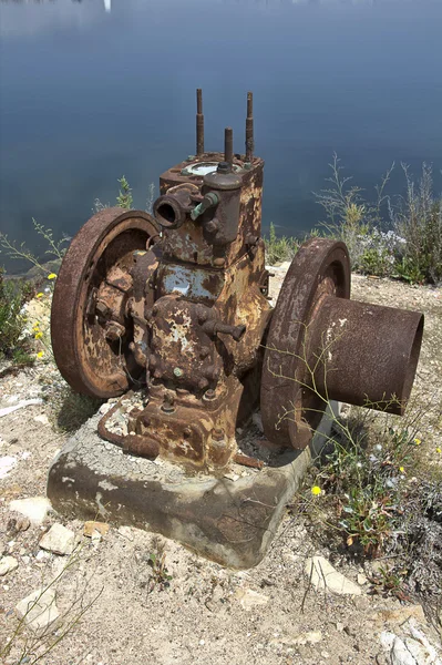 Rostiger Motor mit blauem Meeresgrund — Stockfoto