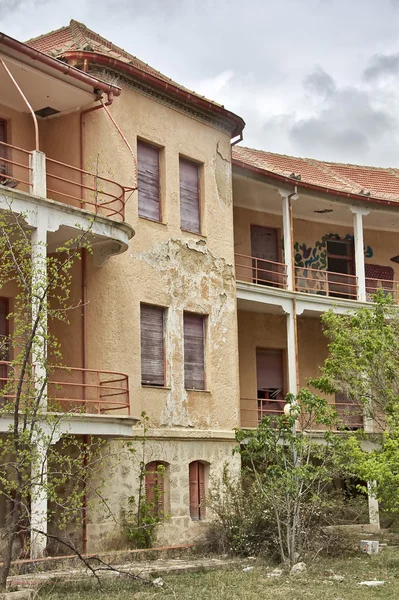 Vernietigde huis gebroken balkons — Stockfoto