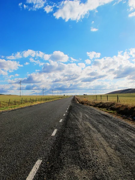 Bonito camino rural con cielo azul y fondo de nubes blancas —  Fotos de Stock