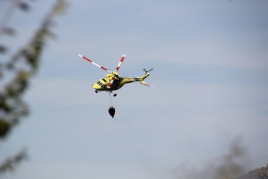 Yangın söndürme helikopterleri yangın dağ