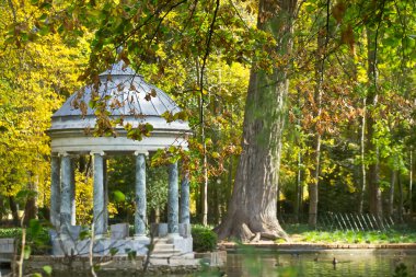 Mermer Tapınak ile göle düşmek
