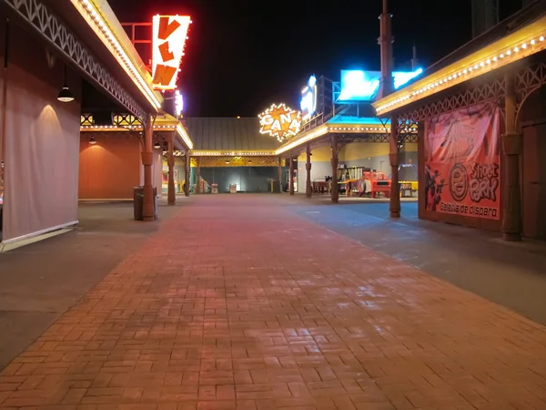 Straßen leer und Posten einer Kirmes für die Nacht zu schließen — Stockfoto