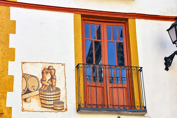 Окно в старом доме с белыми стенами — стоковое фото