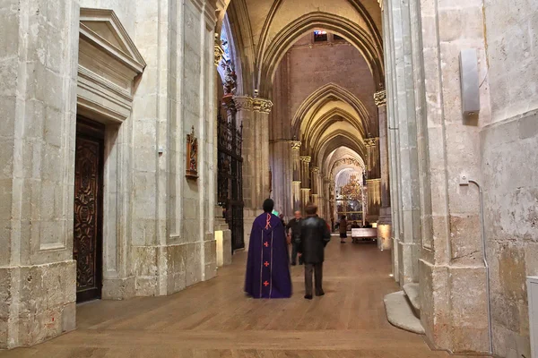 Peignoirs d'église avec soin et marcher à travers elle — Photo