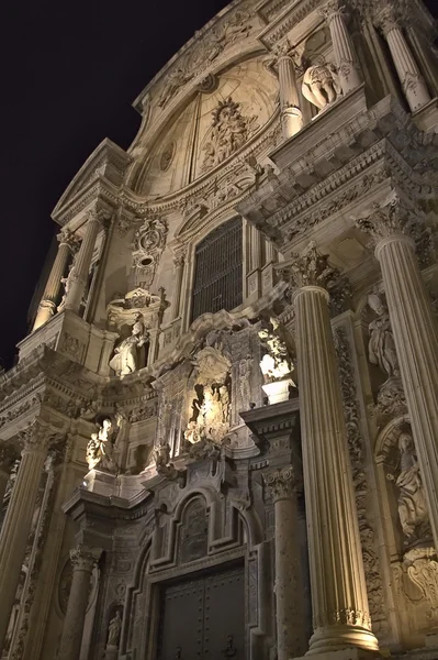 Detalhes da famosa catedral de Múrcia durante a noite — Fotografia de Stock