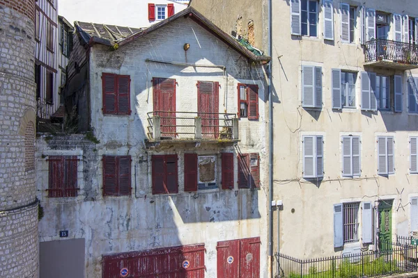 Belas casas antigas na cidade de Bayonne, na França — Fotografia de Stock