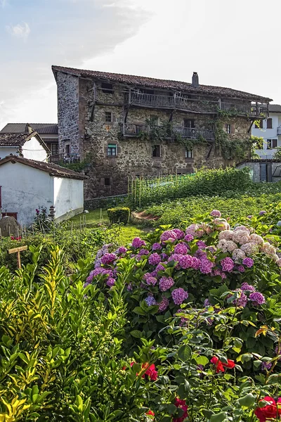 Case in pietra e legno decorato molto tipici nella bella villa — Foto Stock