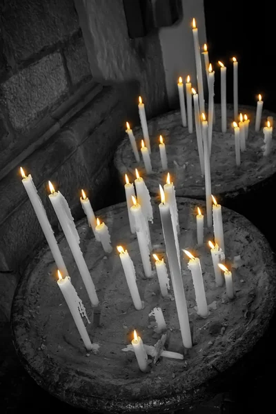 Czarno-białe świece z kolorowe płomienie — Zdjęcie stockowe