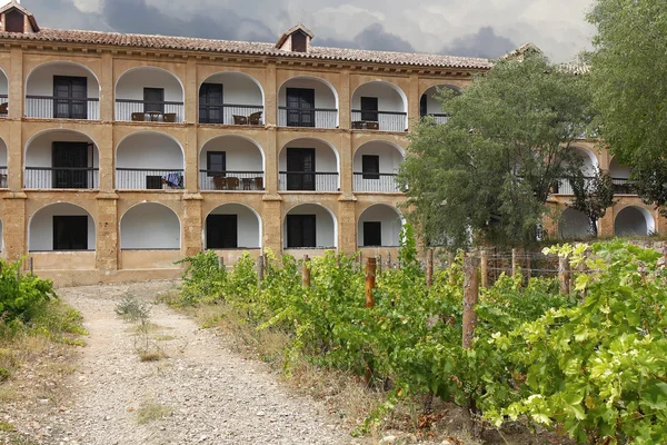 Balkong på baksidan av den gamla monasterio de piedra, i nueval — Stockfoto