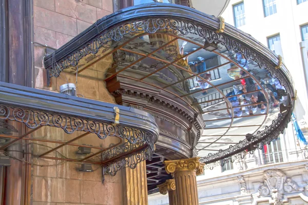 Fachada típica del edificio en Madrid España — Foto de Stock