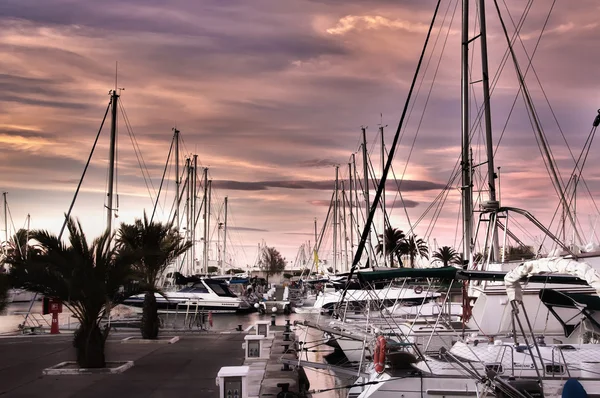 Zeilboten poort in torrevieja Spanje — Stockfoto