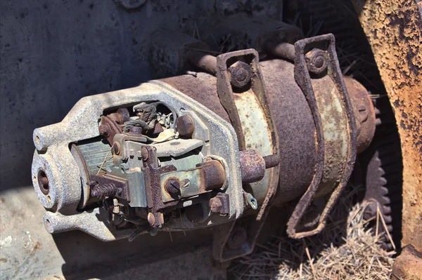 Alternador elétrico velho treinar uma máquina — Fotografia de Stock