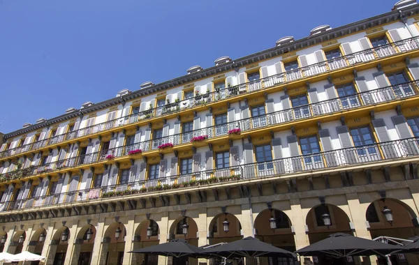 Bunt und mit vielen Verbeugungen die Plaza de la constitucion, san se — Stockfoto