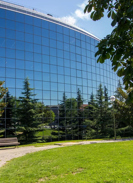 MADRID, SPAIN OCT 15: Modern building with glass architecture on — Stock Photo, Image