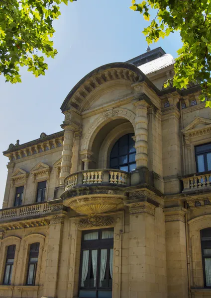 Edifícios antigos típicos da cidade San Sebastian, Espanha — Fotografia de Stock