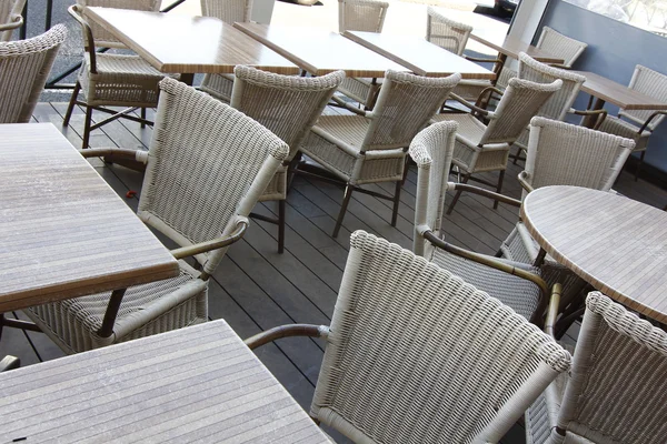 Wiklinowymi krzesłami i stolikami na zewnątrz — Zdjęcie stockowe