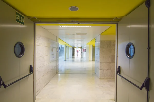 Corridoio lungo e pulito con porte tagliafuoco — Foto Stock