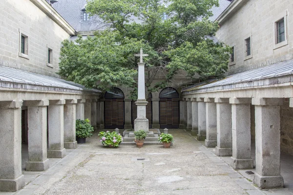 Cortile di un palazzo medievale a El Escorial, Spagna — Foto Stock