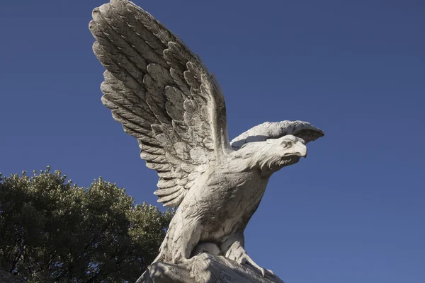 Escultura em granito esculpida em forma de águia — Fotografia de Stock