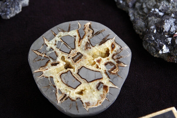 Внутри кварцевый камень с надписью
