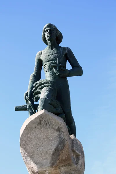 Memorial Escultura pescador en una ola —  Fotos de Stock