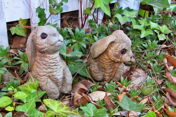 Coniglietti in pietra giardino — Foto Stock