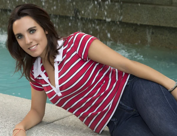 Attractive woman sitting on the floor — Stock Photo, Image