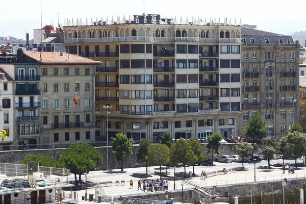 Edifícios antigos típicos da cidade San Sebastian, Espanha — Fotografia de Stock