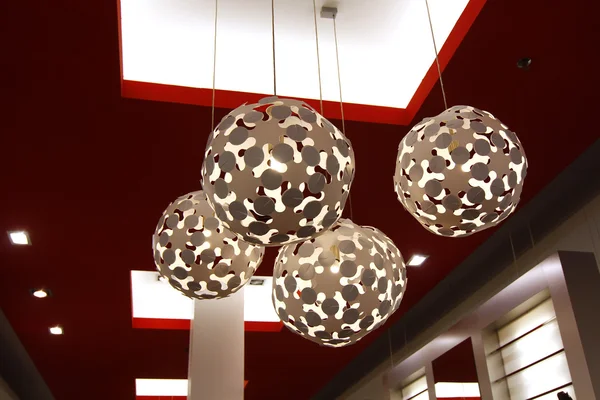 Diseño interior moderno con lámparas interesantes —  Fotos de Stock