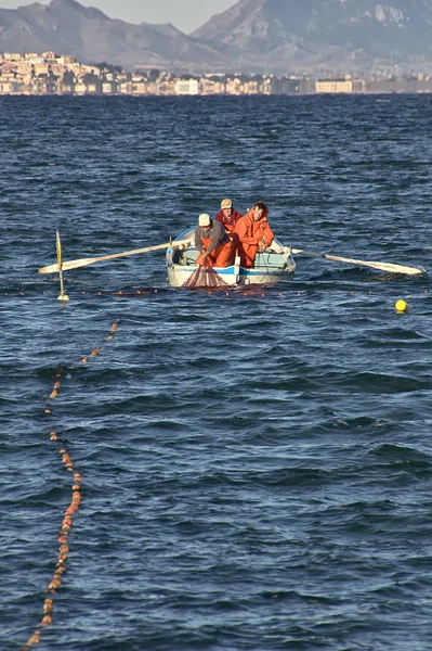 Fishermen fishing in the sea in a small boat — Stock Photo, Image