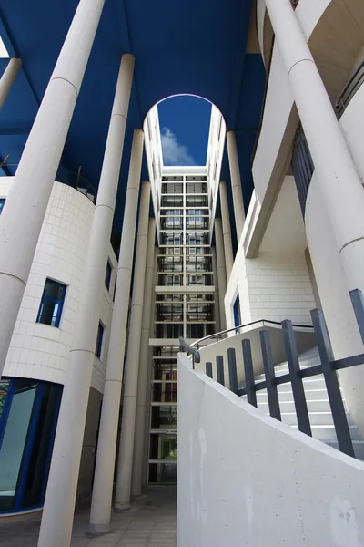 ALICANTE, ESPAÑA OCT 20: arquitectura moderna en un edificio con l —  Fotos de Stock