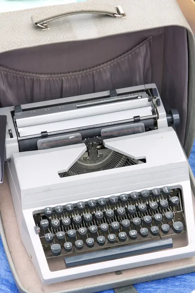 Старая пишущая машинка из коллекции — стоковое фото