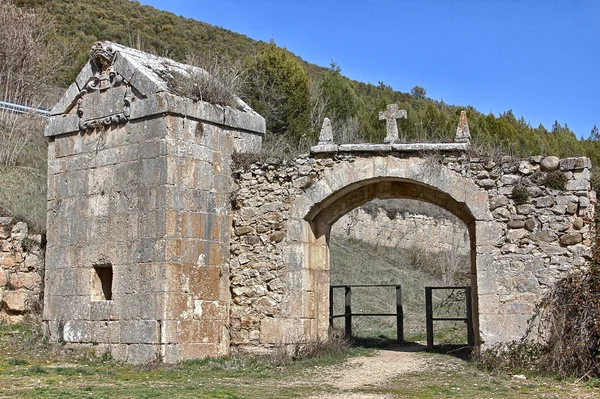 Arco em uma arruinada casas medievais — Fotografia de Stock