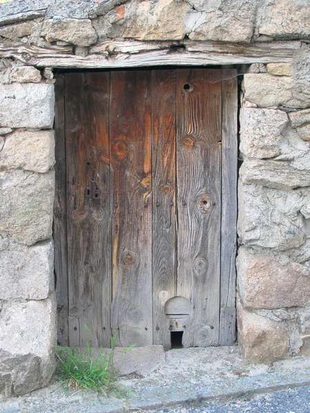 Puerta de madera vieja en granero viejo — Foto de Stock