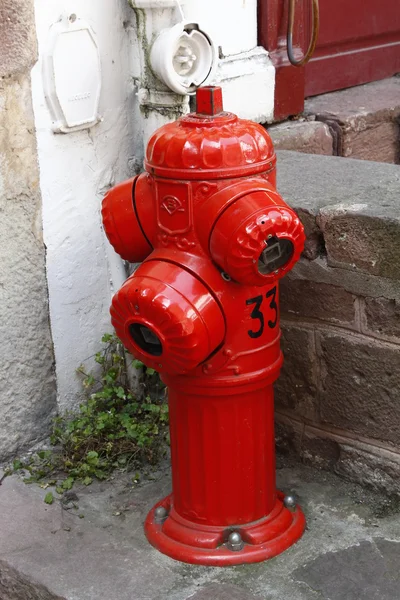 Hermoso viejo fuego hidrante rojo — Foto de Stock