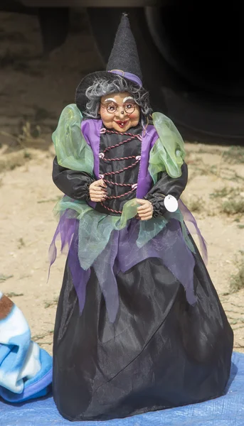 Figurine bruxa simpática graciosa com óculos — Fotografia de Stock