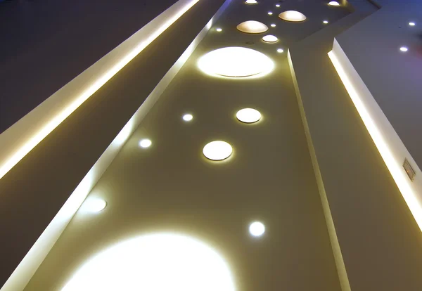 Modern interieur met interessante lampen — Stockfoto